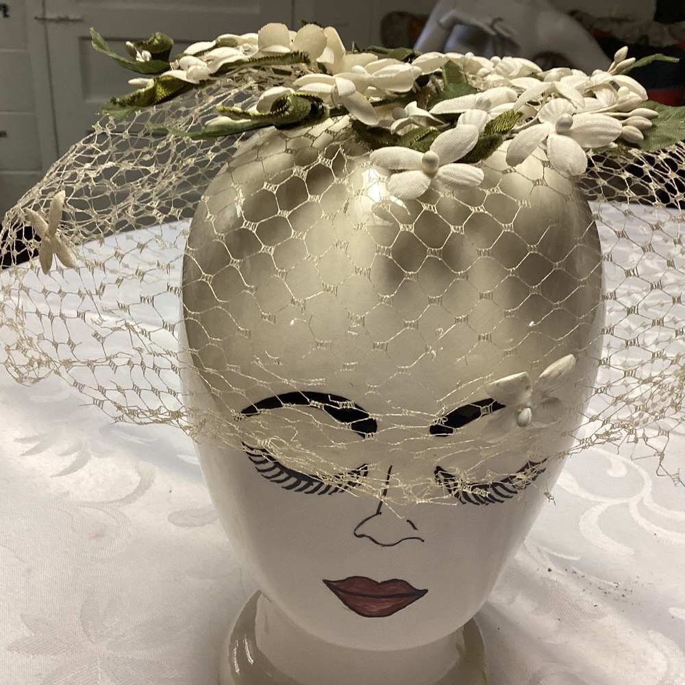Flowered NETTED   beautiful vintage hat white flowers